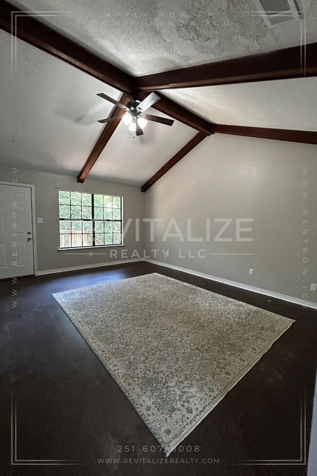 Building Photo - 3 Bed 2 Bath with Large Yard