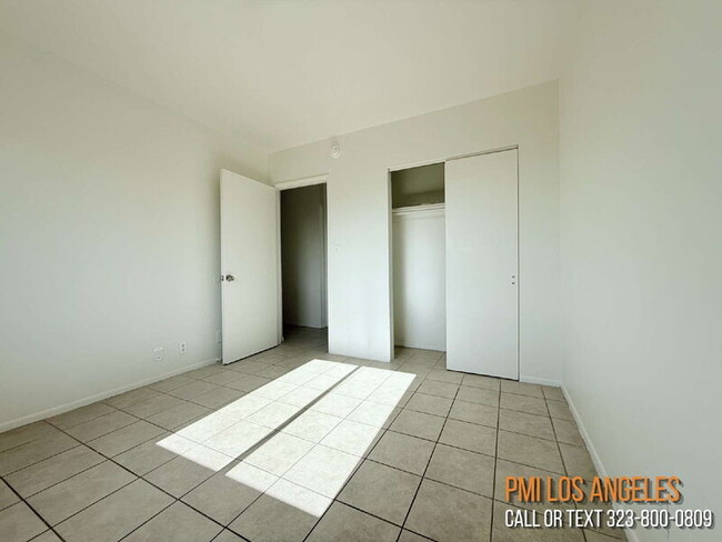 Building Photo - 943 W 68th St