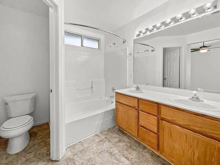 Building Photo - 1041 Shenencock Way