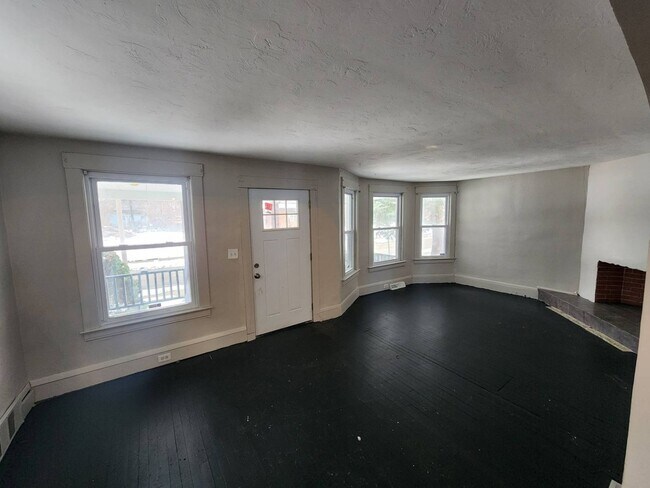 Building Photo - Charming 3-Bedroom Property in Prime Location (Section 8 Vouchers Accepted)