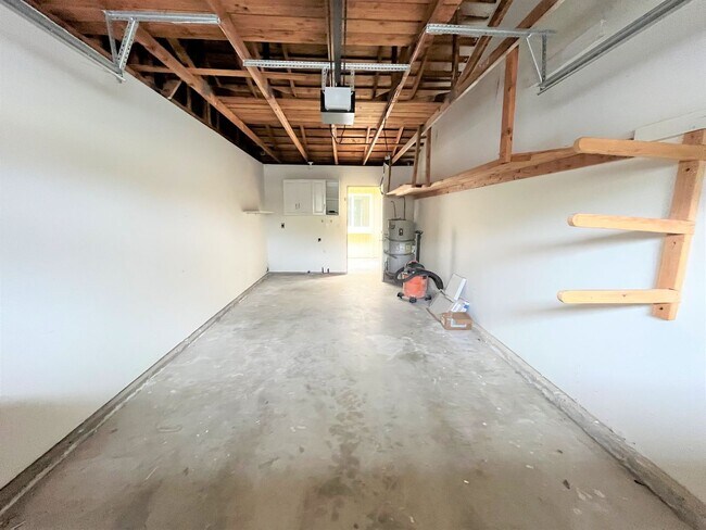 Building Photo - Light & Bright, Remodeled 3BD/1.5BA w/ 1 Car Garage, Comm Pool, Park and Greenbelts