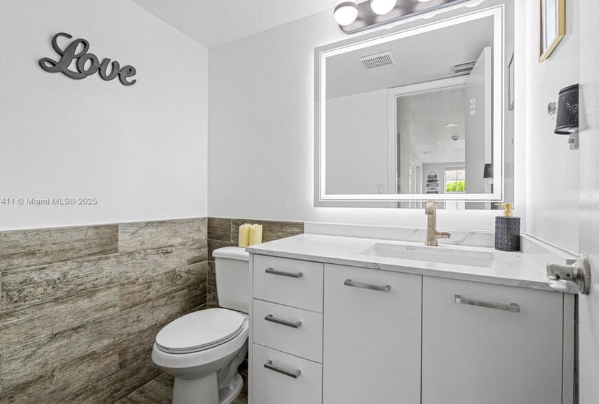 Building Photo - 8351 SW 39th Ct