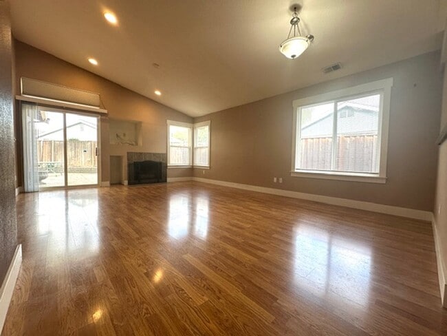 Building Photo - Single Story 3 Bed, 2 Bath in Brentwood
