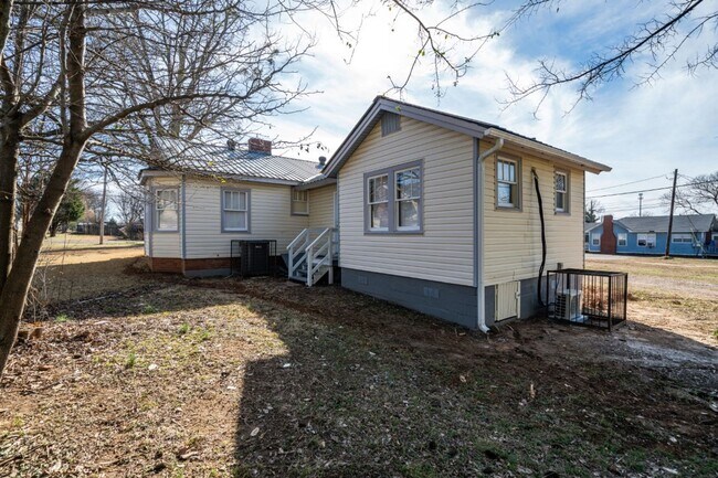 Building Photo - Beautifully Renovated Hueytown Gem – Spacious, Stylish & Move-In Ready!