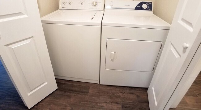 Building Photo - FOR RENT! Fabulous Full Remodeled 1/1 Wint...