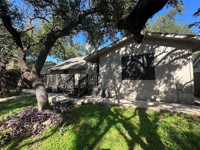 Building Photo - 6811 Luckenbach Ln