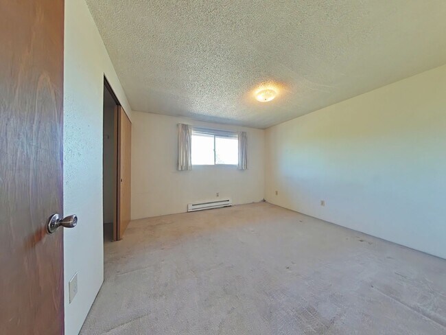 Building Photo - 2 Bedroom Townhouse ~ Centrally Located