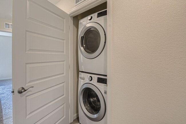 Building Photo - Beautiful 2-story modern townhome available for rent in booming Interquest & Voyager area