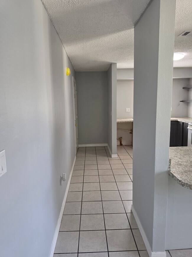 Building Photo - 2526 S Oak Ave