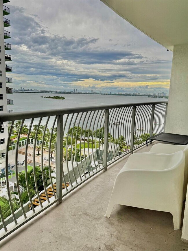 Building Photo - 1750 N Bayshore Dr