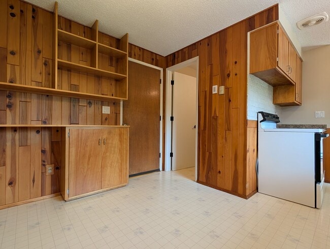 Building Photo - Great 4-Bedroom, 1.5-Bath Home In The River Road Area Of Eugene!