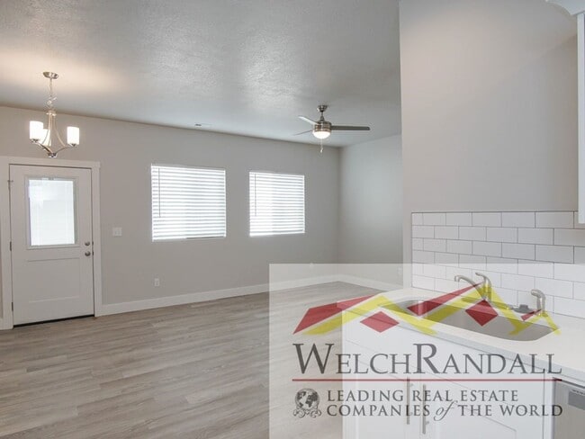 Building Photo - Live Comfortably in West Haven – Beautiful 3BR, 2.5BA Townhome for Rent!