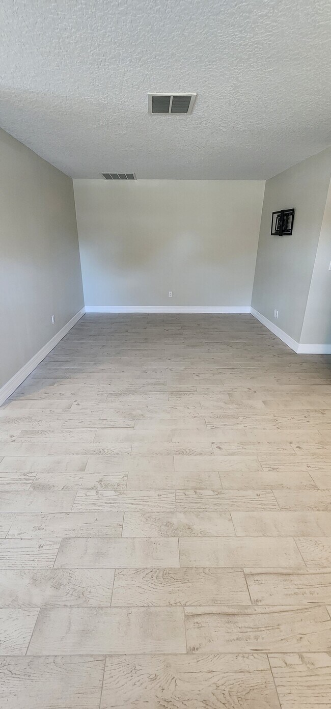 Building Photo - 369 Diamond St