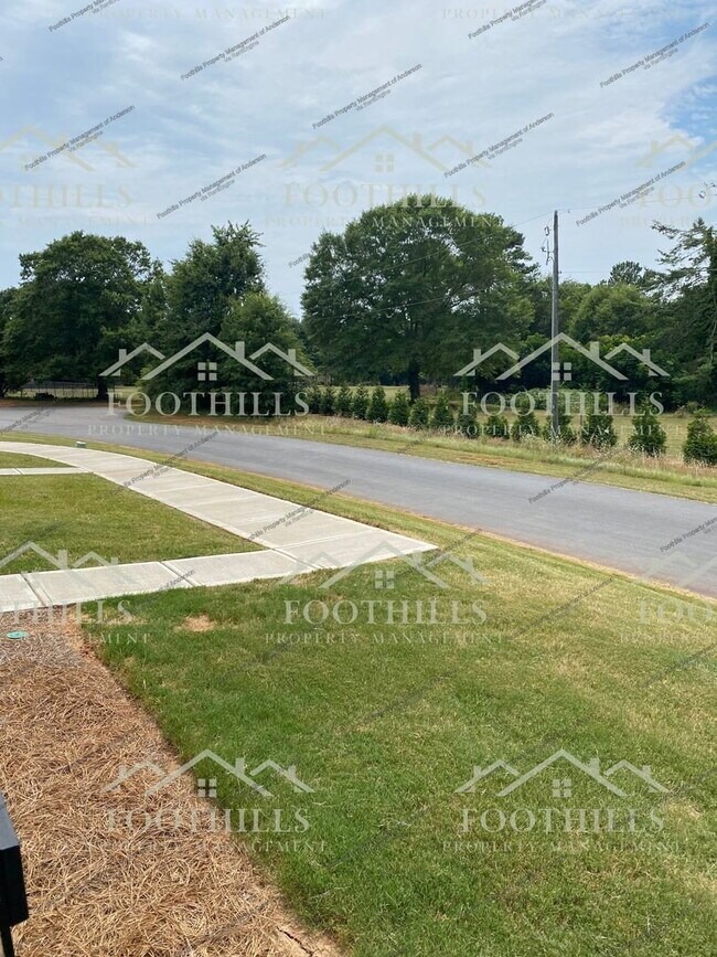 Building Photo - 329 Village Boundary