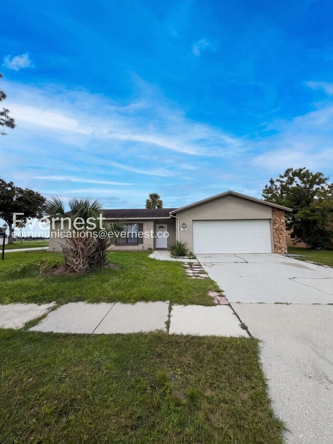 Building Photo - 3 Bed/2 Bath Home with Garage / Pet-Friendly / Vouchers Accepted / Available Now!