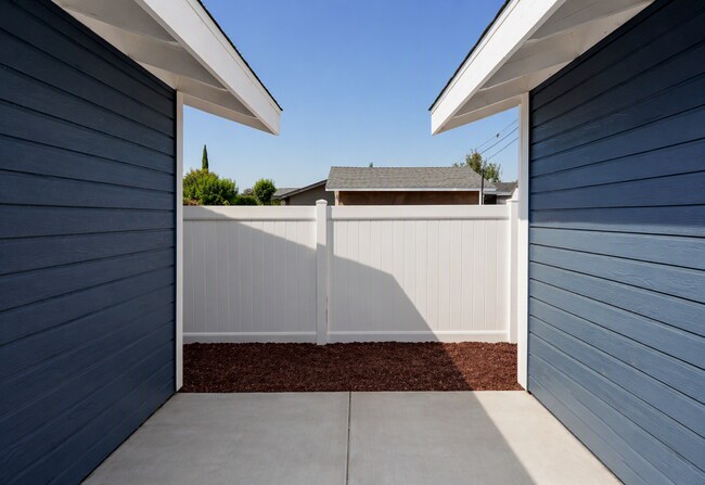 Building Photo - 4805 Charlotte Way