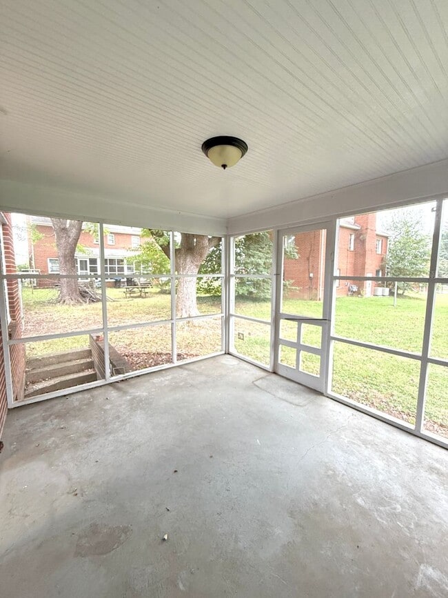 Building Photo - Spacious 3 Bed Duplex in Downtown Fredericksburg