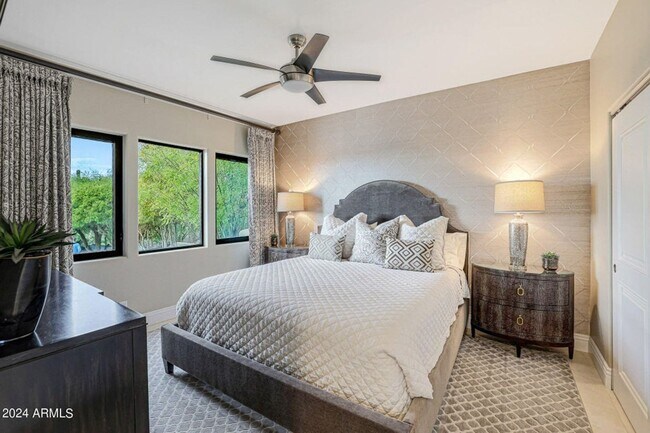 Building Photo - Beautiful custom home with backyard Oasis!