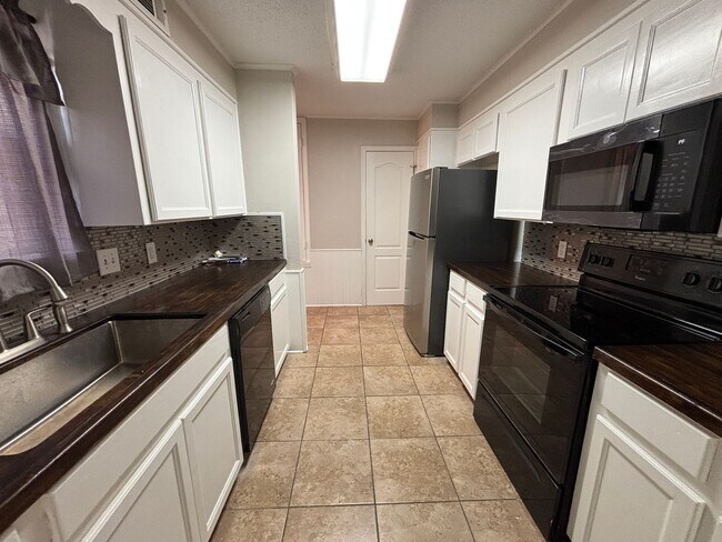 Building Photo - MOVE IN READY! SPACIOUS TOWNHOME IN BOSSIE...