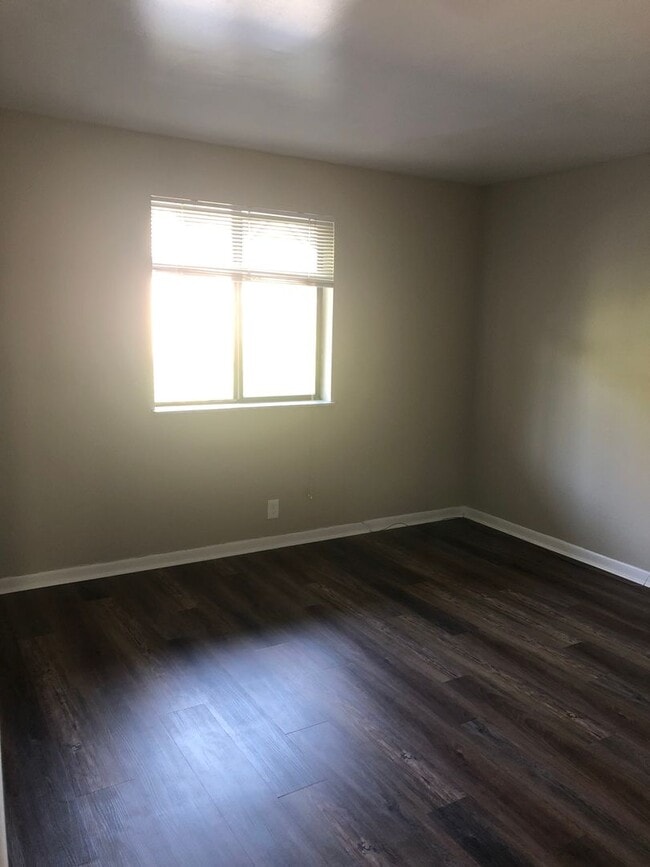 Building Photo - Walk to Vandy and Hillsboro Village, 1 Bed/1 Bath at the Villager West, Top Floor and Newly Renov...