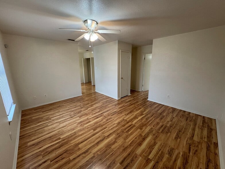 Building Photo - 1701 Benttree Dr