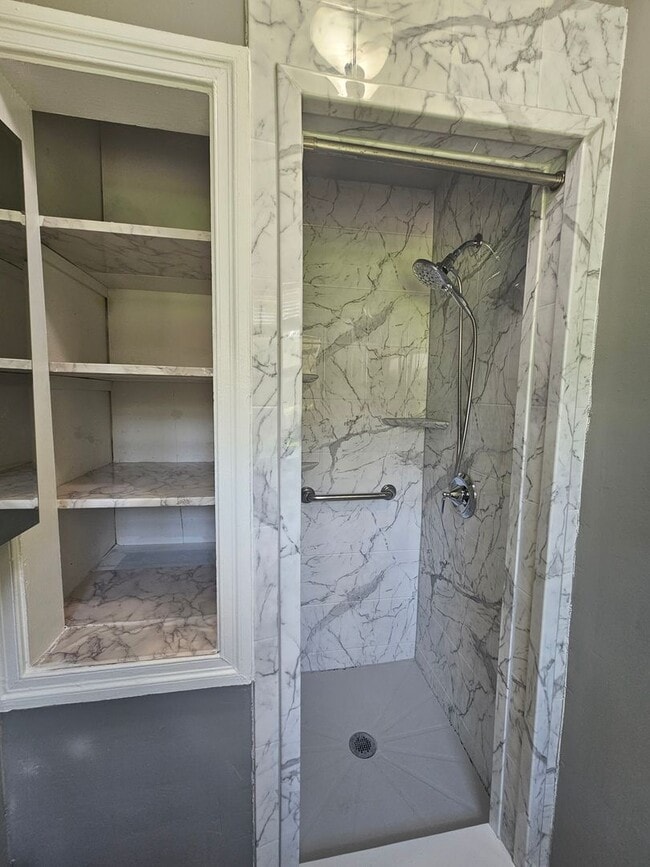 Building Photo - NEW LISTING!!!!!