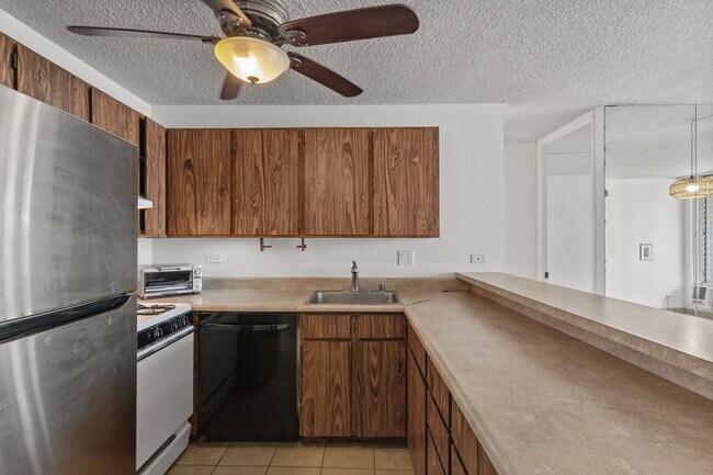 Building Photo - Corner 1BR in Waikiki - Diamond Head Views, All Utilities Included