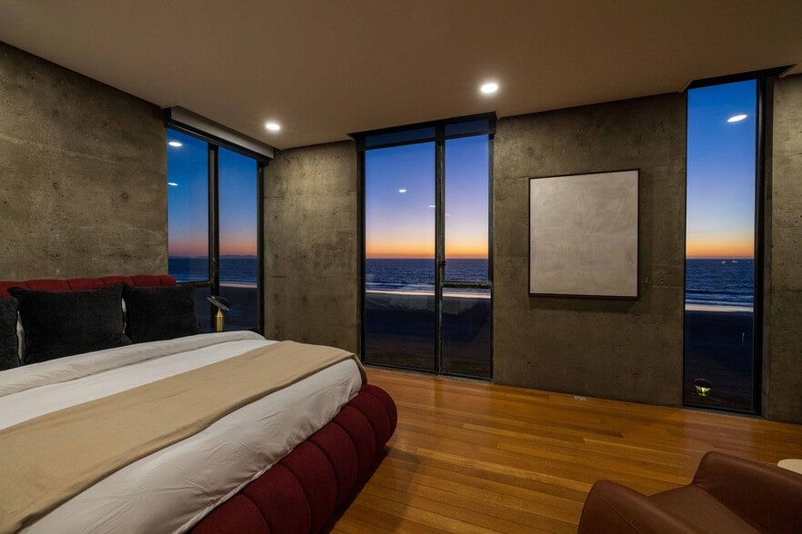 Building Photo - 1812 The Strand