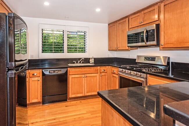 Building Photo - Spacious 3BD/2.5BA Mesa Townhome! (Walking distance to the beach)