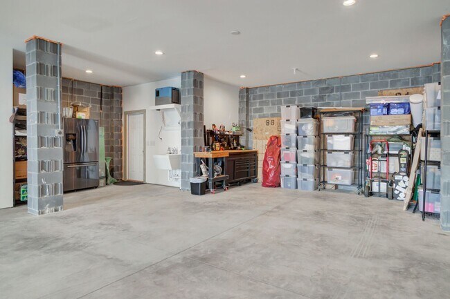 Building Photo - Impressive 4 bedroom home + office with el...