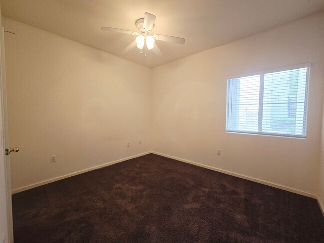 Building Photo - BEAUTIFUL 2 BEDROOM / 2 BATH LOWER LEVEL C...