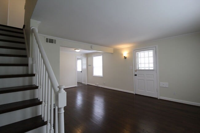 Building Photo - May FREE On This 2 Bedroom Duplex in North Kansas City