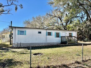 Building Photo - Dade City 2BR/1BA Mobile Home! Gorgeous Floors! Water Included