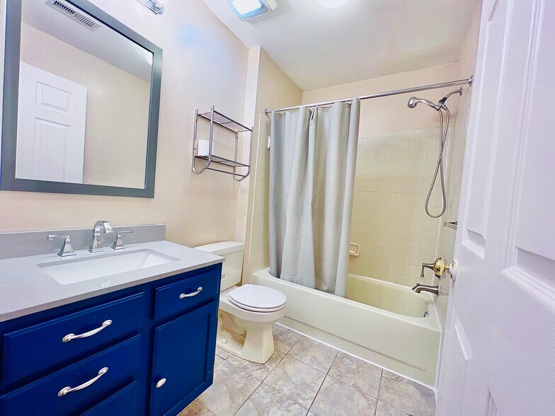 Bathroom #1 - 5354 Regal Ct