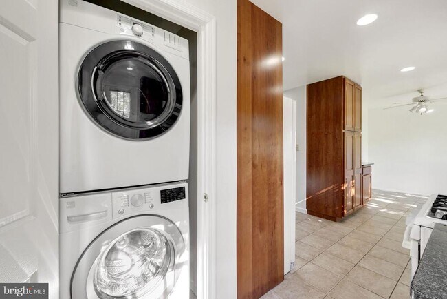 Building Photo - 8208 Gainsborough Ct W