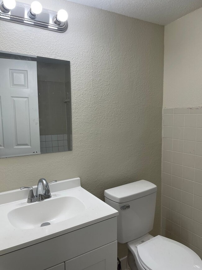 Building Photo - Move-in ready 4bed/1bath single family hom...