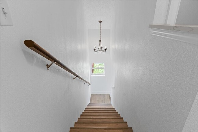 Building Photo - 421 Rollins Dr