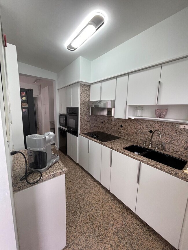 Building Photo - 425 Bayshore Dr