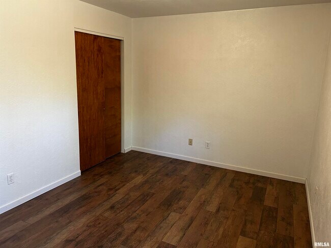 Building Photo - 1107 Eisenhower Dr