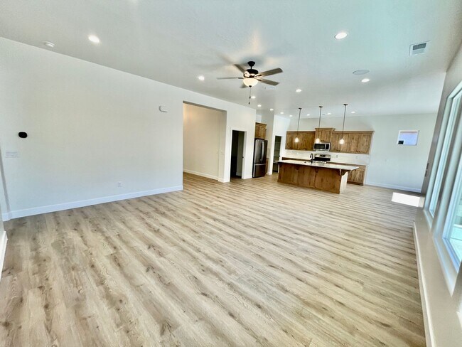 Building Photo - BRAND NEW Three Bedroom Home in Desert Cliffs