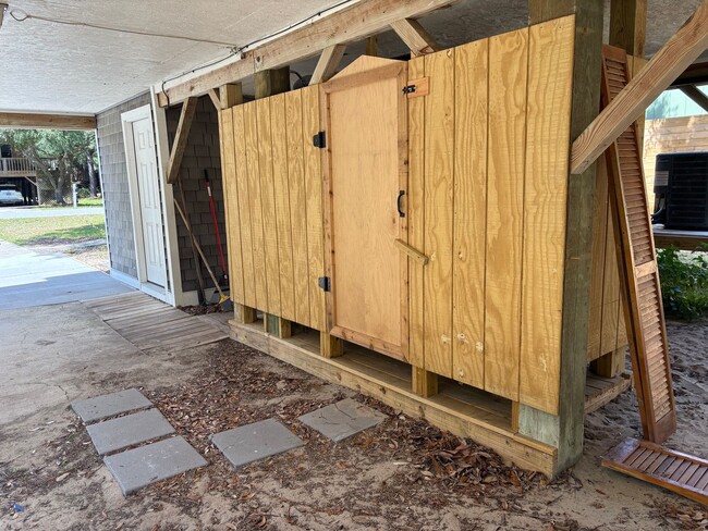 Building Photo - Available now for 12 month lease! 2150 per...