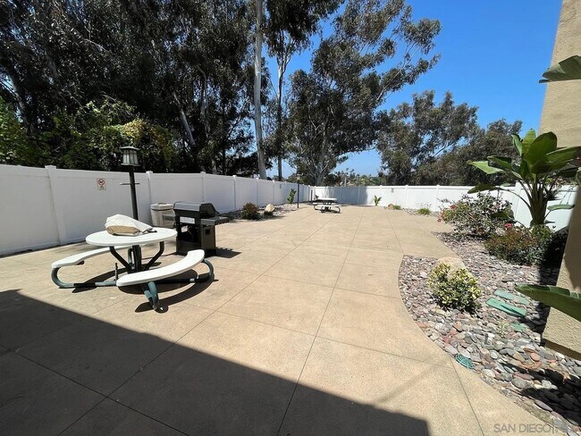 Building Photo - 3030 Suncrest Dr