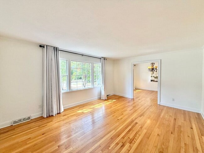 Building Photo - 1402 Hedgelawn Way