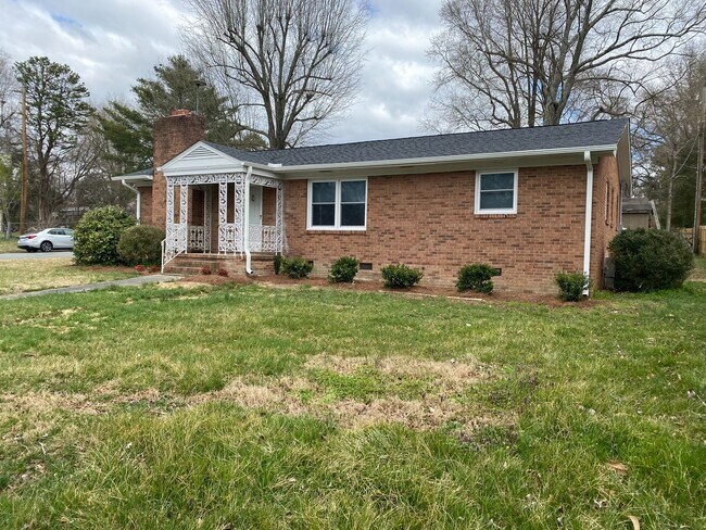 Building Photo - Coming Available July 2025 – Spacious 3BR/...