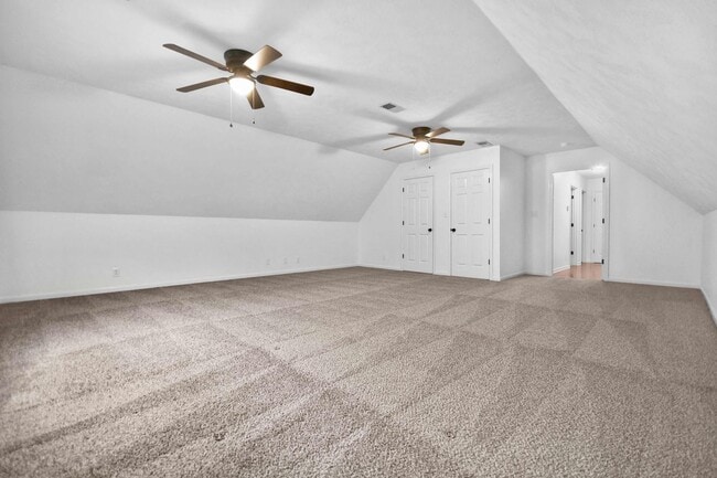 Building Photo - Three Bedroom with Bonus!