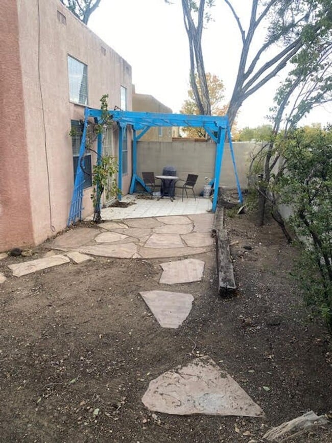 Building Photo - Cute townhome conveniently located in Nort...
