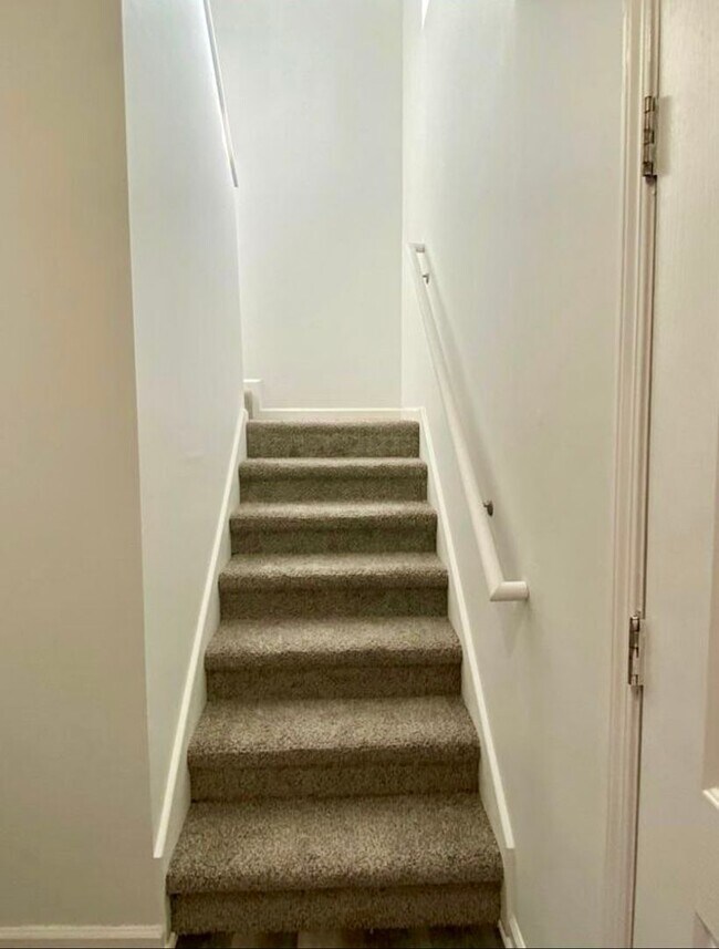 Building Photo - Three or four bedroom 2 1/2 bath in Antioch