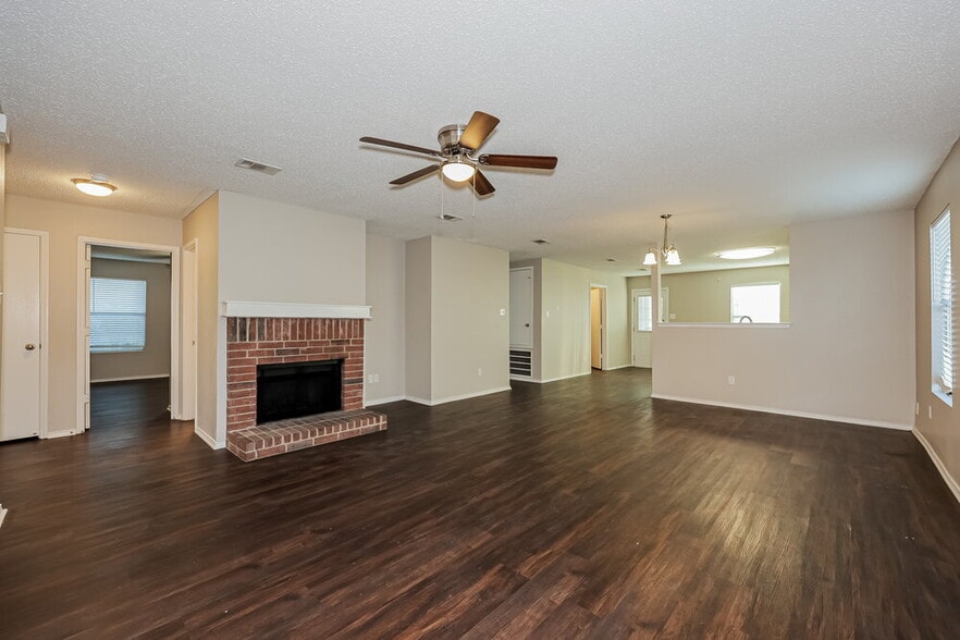 Building Photo - 565 Keble Dr