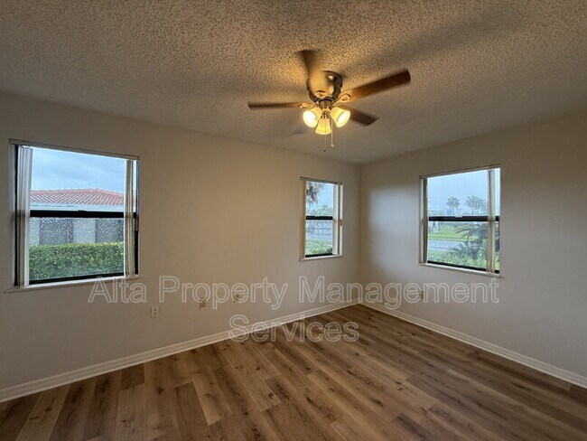 Building Photo - 195 Cardinal Dr