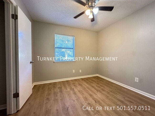 Building Photo - 361 N Oak Ct